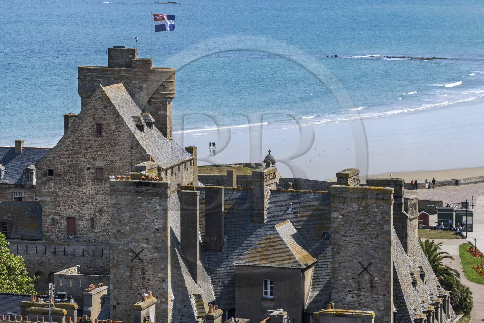 France, Ille-et-Vilaine (35), Côte d'Emeraude, Saint-Malo, le Grand Donjon sur lequel flotte le drapeau de la ville et la grande Plage du Sillon en arrière plan