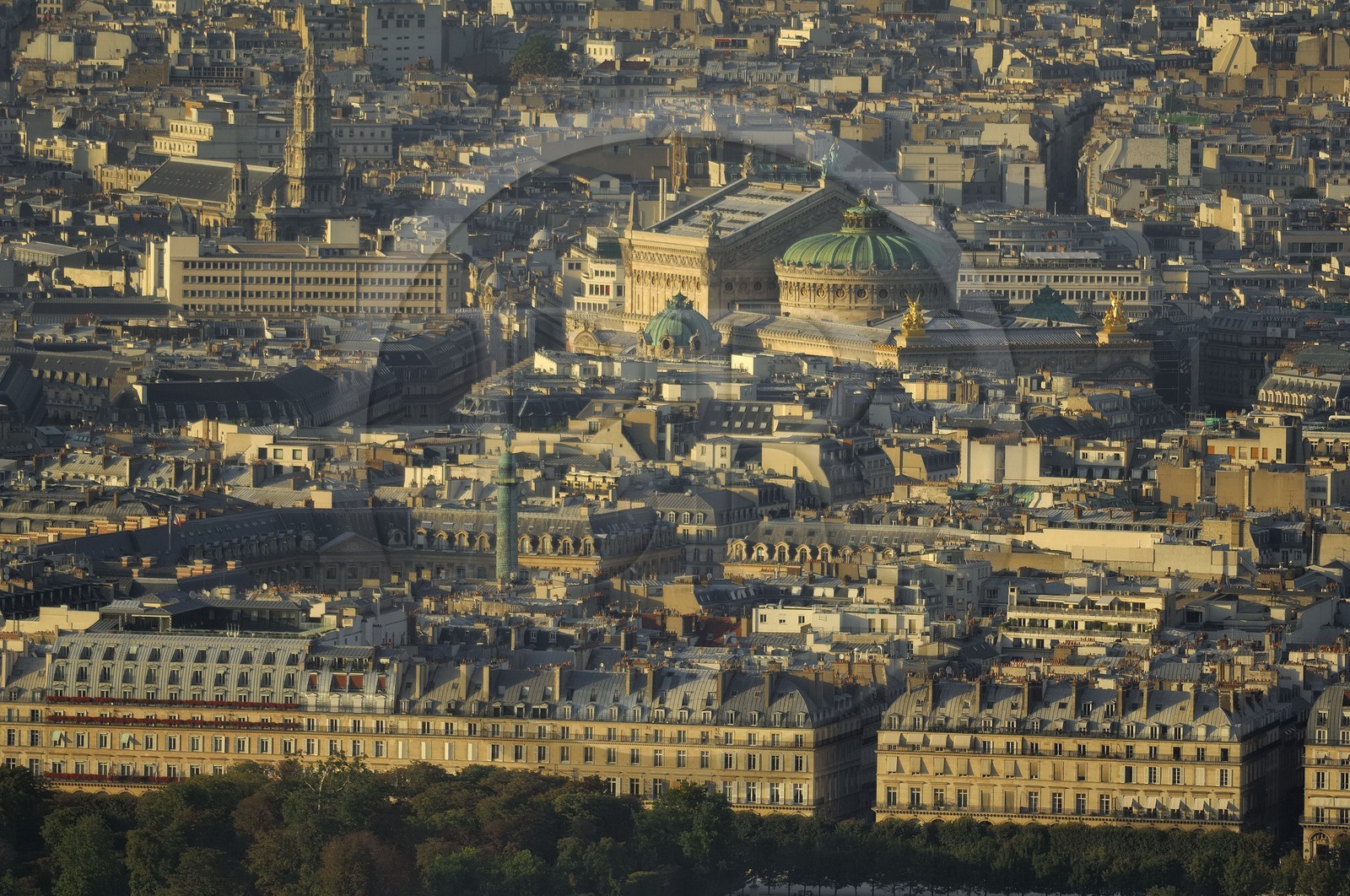 France, Paris (75), la rue de Rivoli, la colonne de la place Vendôme et l'Opera Garnier