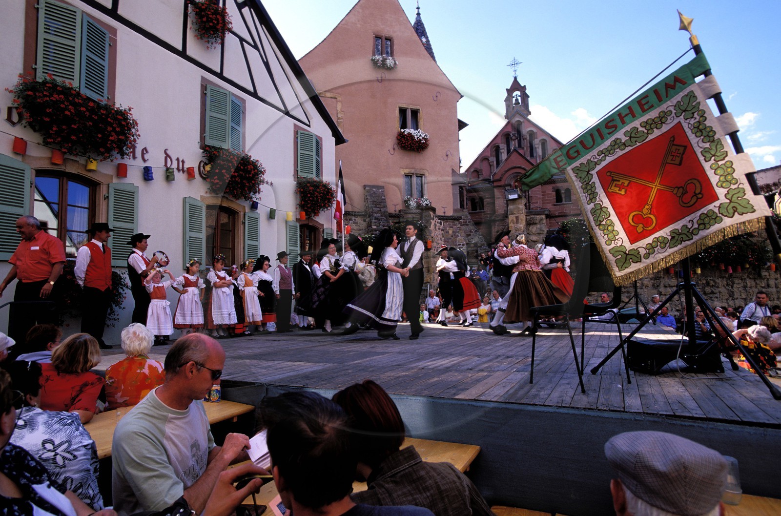 France, Haut-Rhin (68), Eguisheim, labellisé Les Plus Beaux Villages de France, fête du vin, danse folklorique en costume