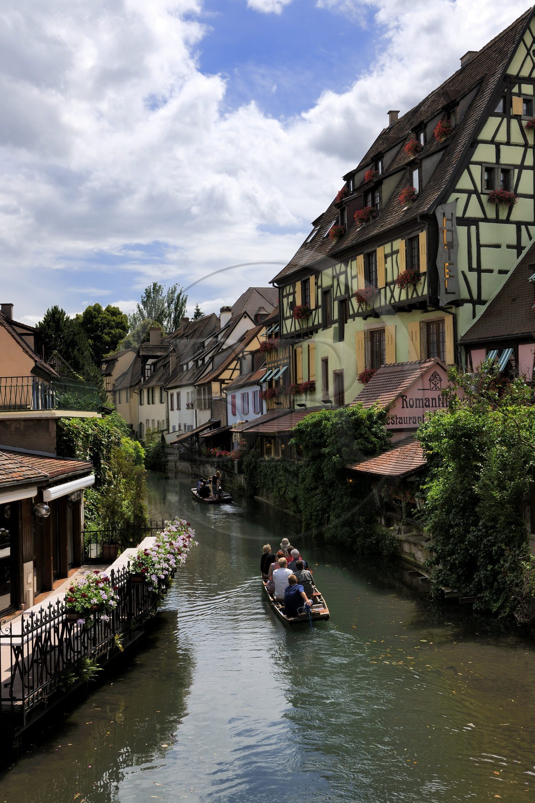 France, Haut-Rhin (68), Colmar, la petite Venise, quartier de la Krutenau arrosé par la rivière Lauch, promenade en barque à fond plat