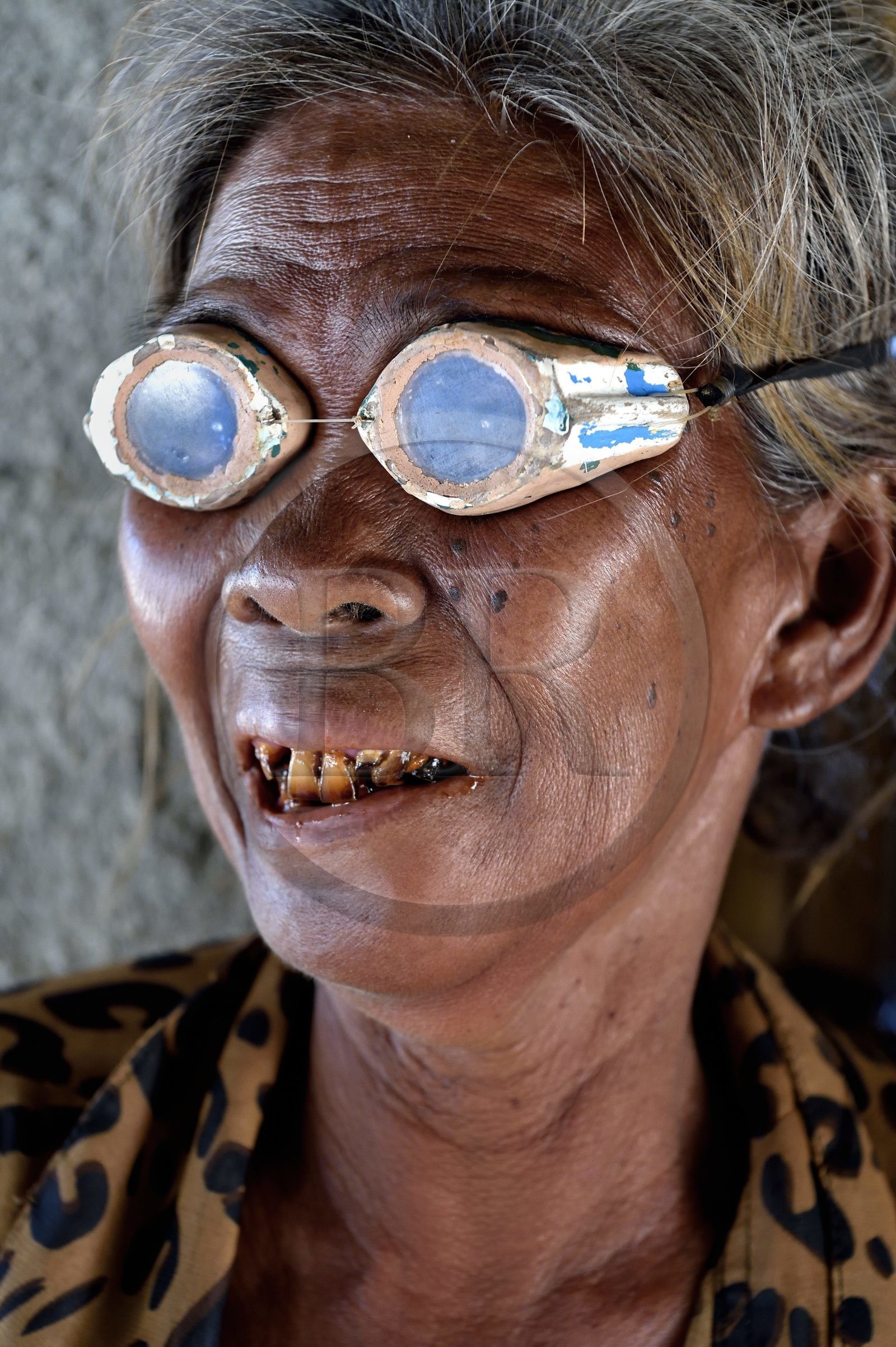 Philippines, Calamian Islands dans le nord de Palawan, Uson Island dans la baie de Coron, village de Barangay Lajala, la plongeuse-cueilleuse d'algues Lilia Magahon 62 ans du groupe ethnique des Tagbanua