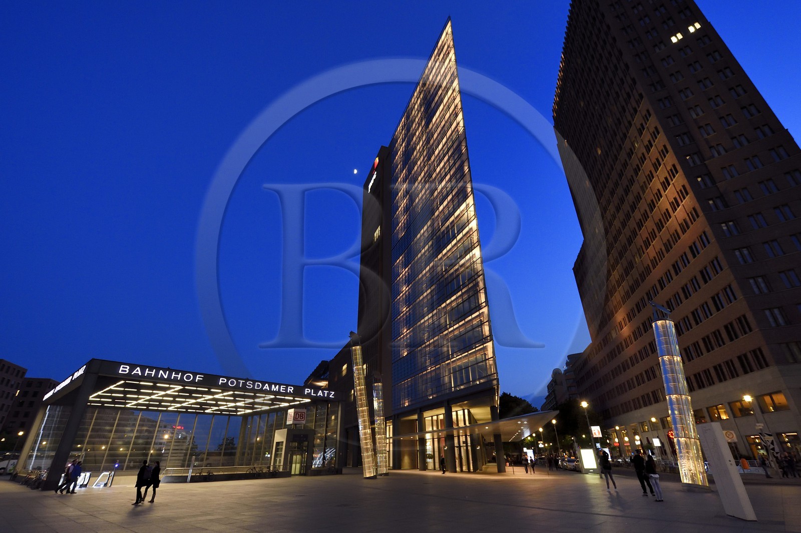Allemagne, Berlin, Potsdamer Platz, accès à la station de metro U Bahn et gare