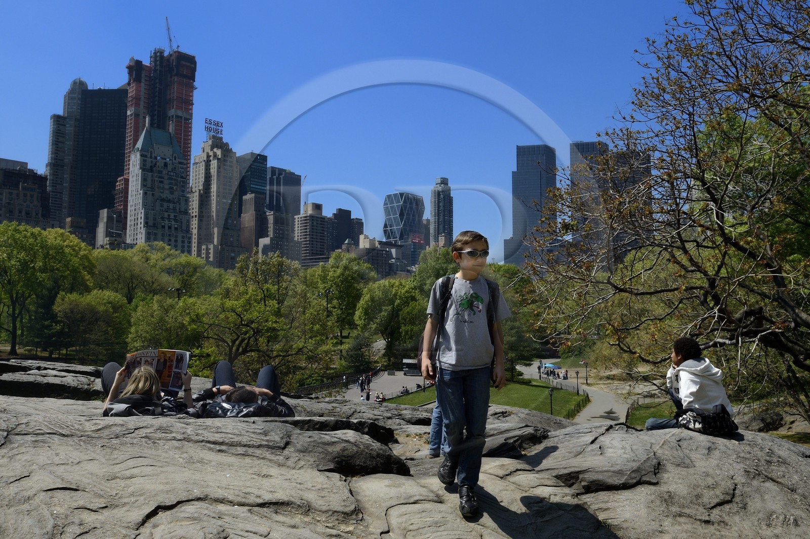 Etats-Unis, New York, Manhattan, Central Park, les rochers près du Pond, les immeubles de Midtown et le Time Warner Center (sur la droite) en arrière plan