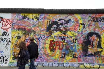 Allemagne, Berlin, Friedrichshain-Kreuzberg, East Side Gallery, le mur, oeuvre de l'artiste Hervé Morlay des années 1990 et rénovée en 2009