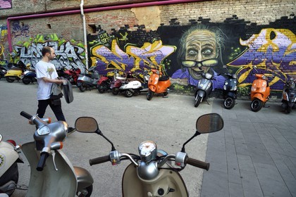 Géorgie, Tbilissi, Fabrika hotel cafe, parking à scooters et graffitis