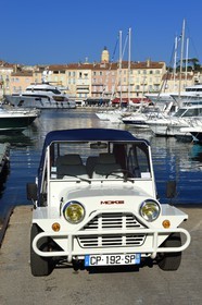 France, Var (83), Saint-Tropez, voiture Mini-Moke sur le port