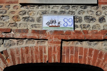 France, Seine-Maritime (76), Saint-Valery-en-Caux, détail de façade d'une maison de la rue Saint-Léger, numero de maison