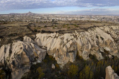Turquie, Anatolie Centrale, province de Nevsehir, Cappadoce classée Patrimoine Mondial de l'UNESCO, survol en montgolfière de la vallée de Göreme avec Uchisar en arrière-plan (vue aérienne)