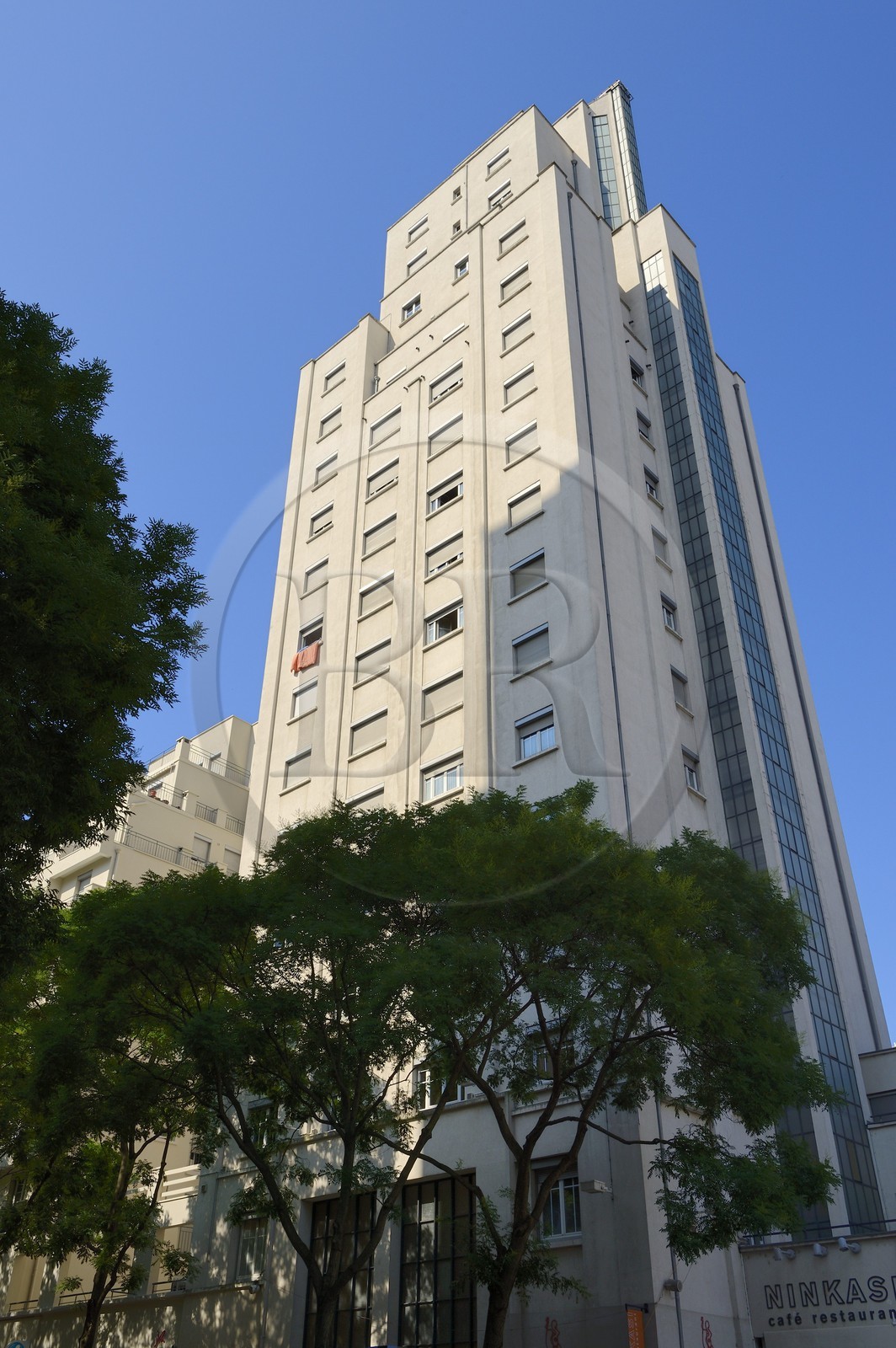 France, Rhône (69), Villeurbanne, ensemble architectural des gratte-ciel construit de 1927 à 1934, la tour ouest sur l'avenue Henri Barbusse