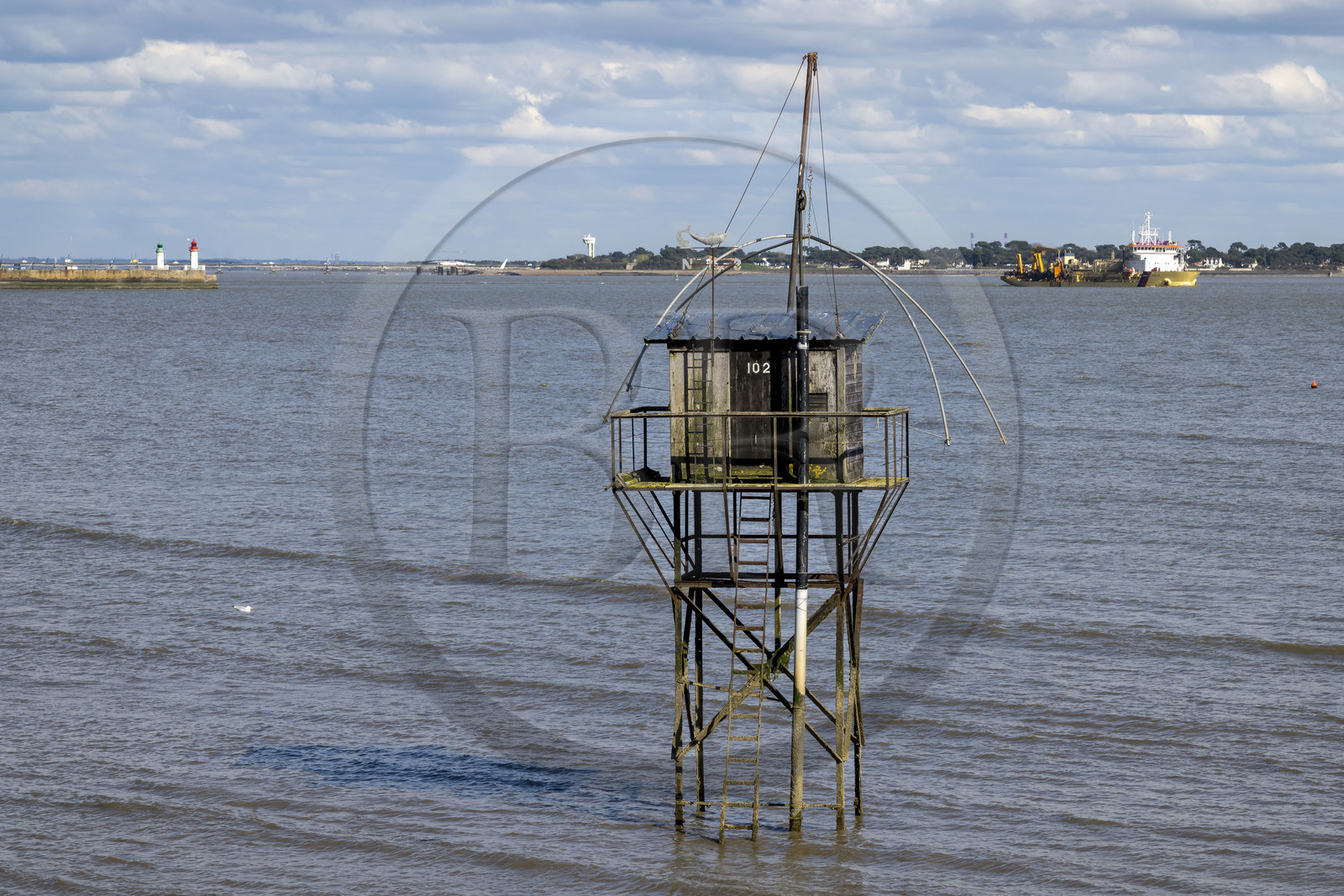 France, Loire-Atlantique (44), Estuaire de la Loire, Saint-Nazaire, cabanes de pêche traditionnelle au carrelet qui longent le boulevard Albert 1er