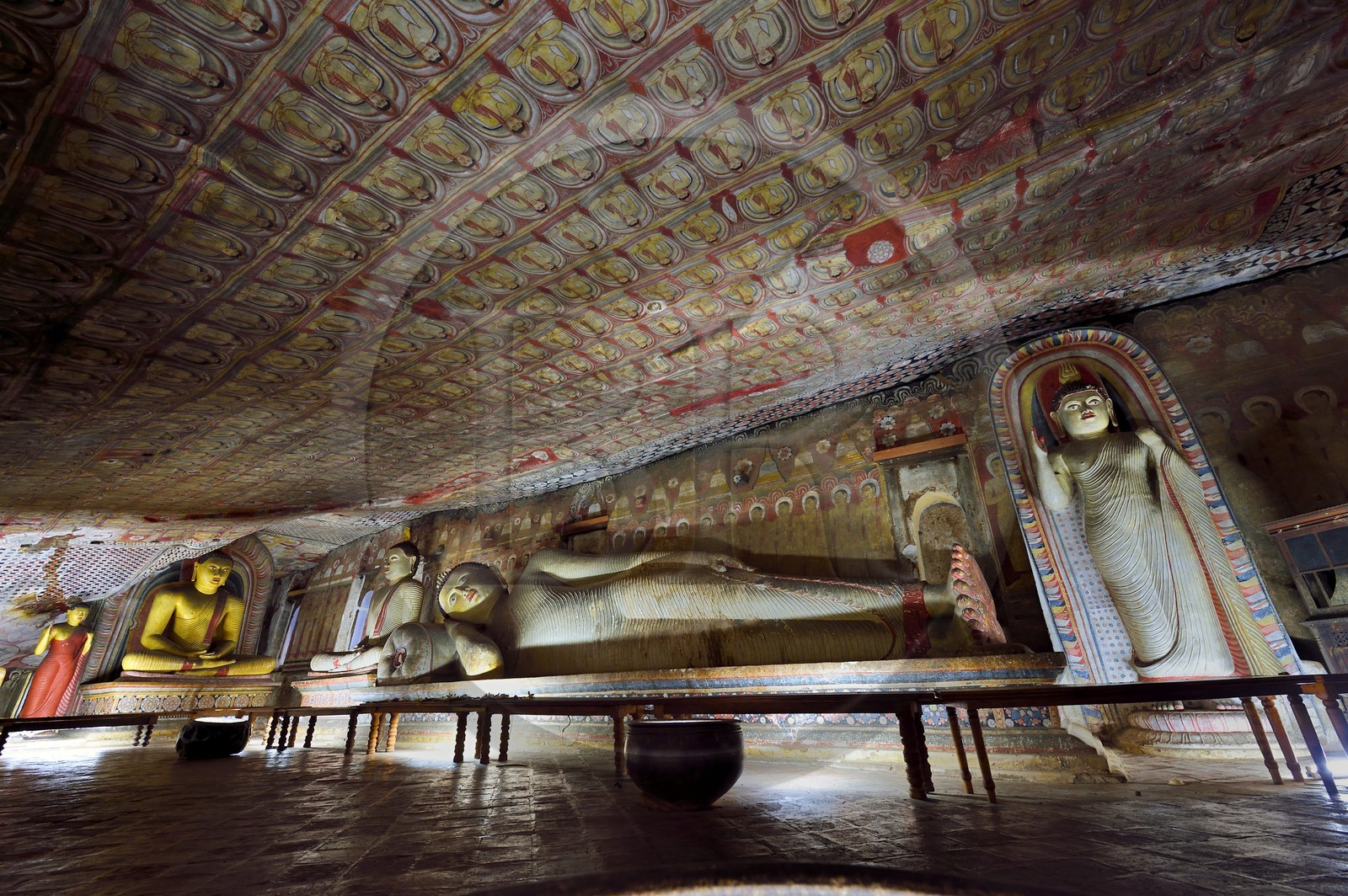 Sri Lanka, province du centre, district de Matale, Dambulla, Temple du Rocher Royal aussi appelé Ran Giri (Rocher doré) classé patrimoine mondial de l'UNESCO, la grotte n°2 Maharaja Viharaya est la plus vaste, Bouddha couché