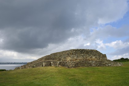 France, Finistère (29), Presqu'île de Kernehelen (Baie de Morlaix) le Cairn de Barnenez, vieux de 6000 ans composé de deux Cairns