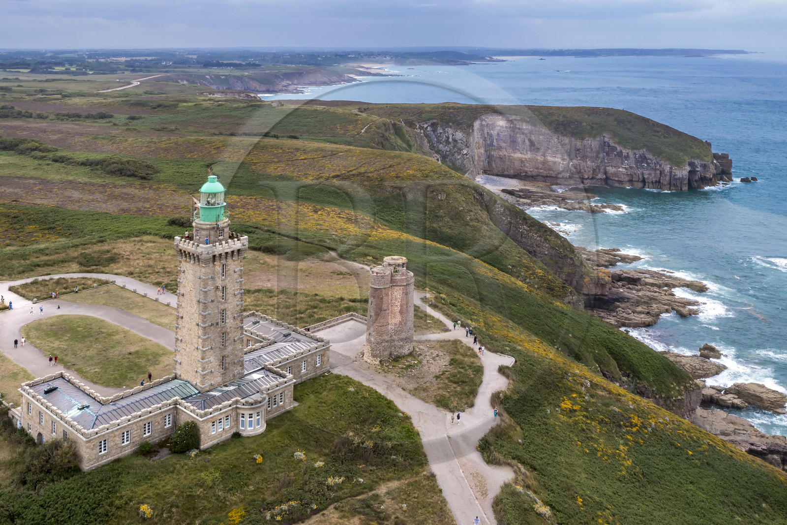 France, Côtes d'Armor (22), Grand Site de France Cap d'Erquy – Cap Fréhel, Plévenon, le phare du Cap Fréhel (1950) et le phare Vauban (1702) sur le chemin de Grande Randonnée GR 34 (vue aérienne)