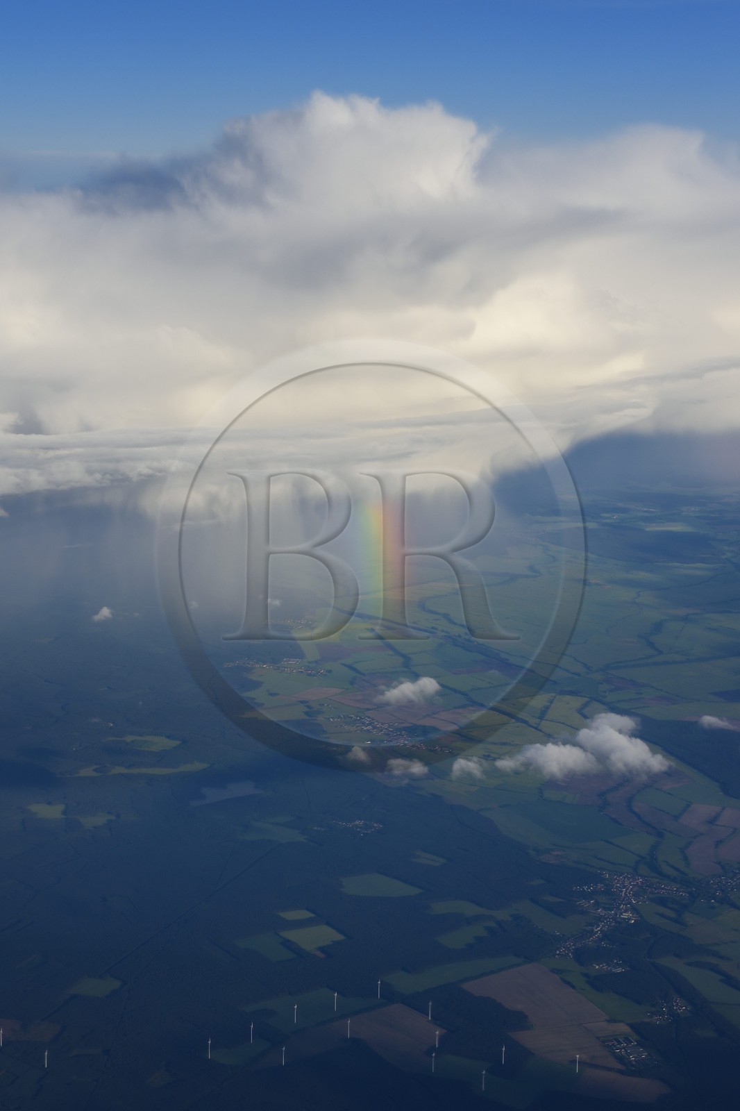 Allemagne, Berlin, nuage de pluie et arc en ciel à l'ouest de la ville