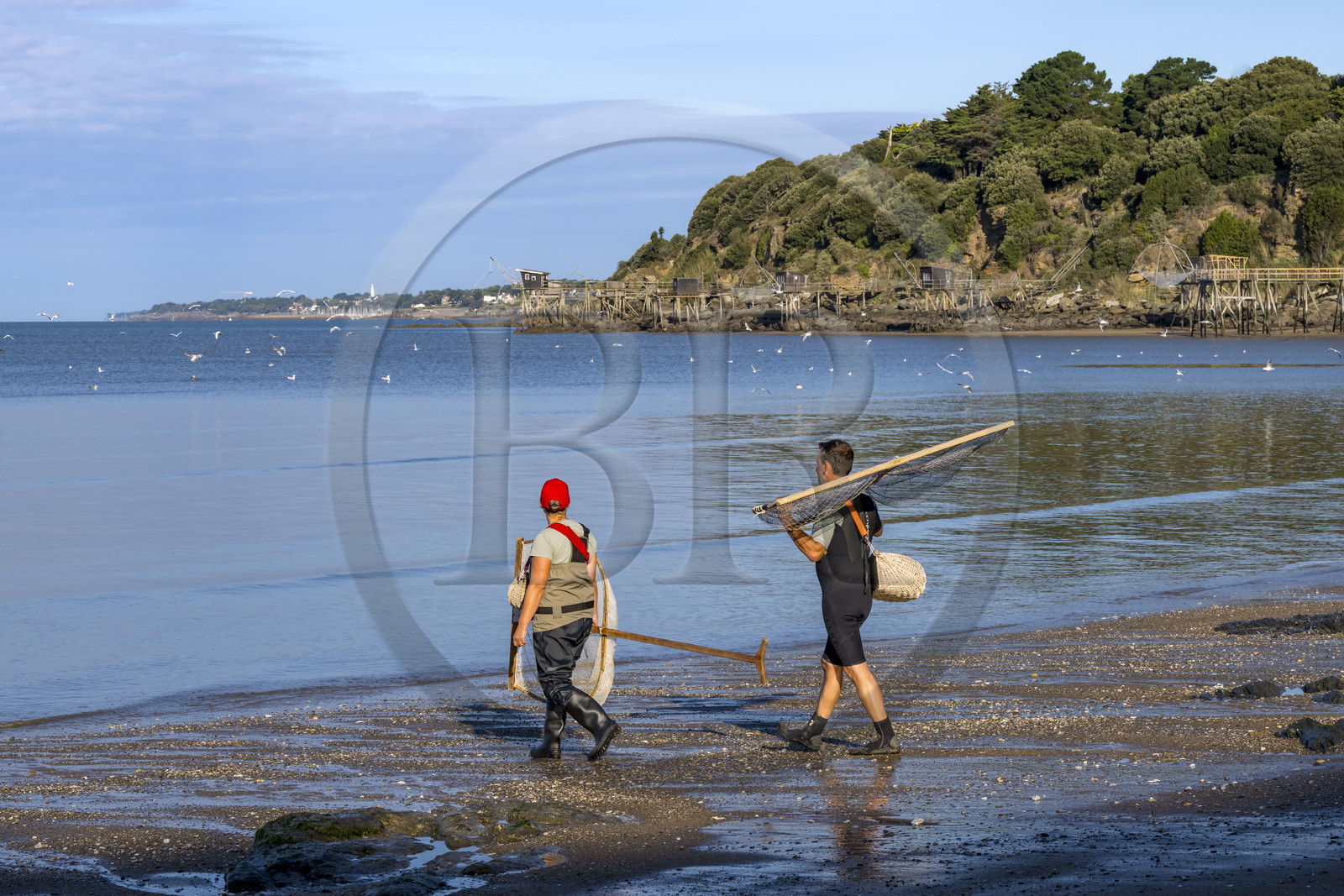 France, Loire-Atlantique (44), Baie de Bourgneuf, Pornic, cabanes de pêche traditionnelle au carrelet en bordure de la plage de Crêve-coeur à La Bernerie-en-Retz, Sedrine et Fred font de la peche à pied de crevettes à l'épuisette