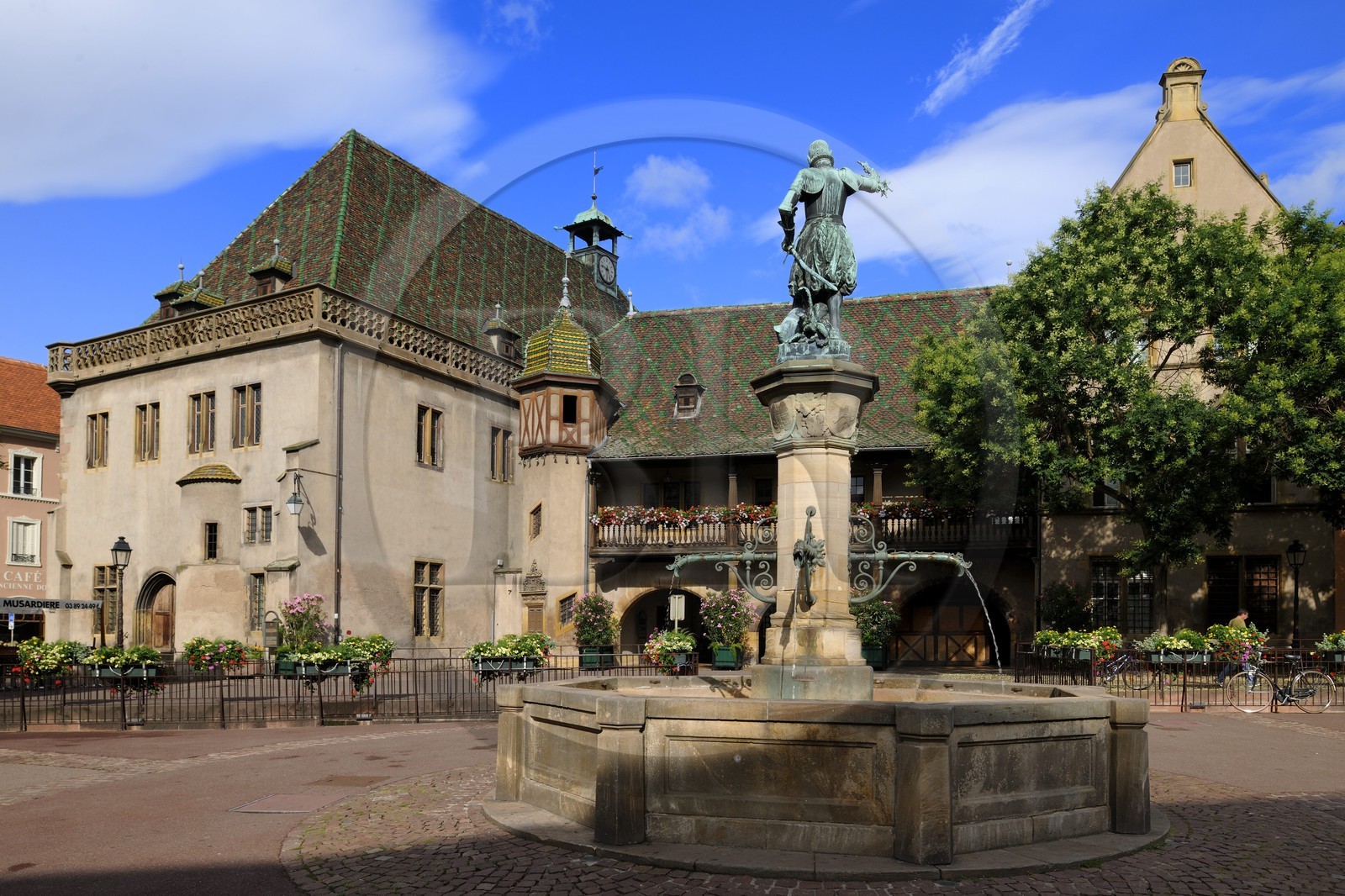 France, Haut-Rhin (68), Colmar, la place de l'Ancienne Douane, la Fontaine Schwendi oeuvre de Bartholdi devant l'Ancienne Douane (Koifhus)