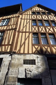 France, Seine-Maritime (76), Rouen, maison de maitre drapier-teinturier au 134 rue Eau-de-Robec, salamandre datée de 1601 au dessus de la porte