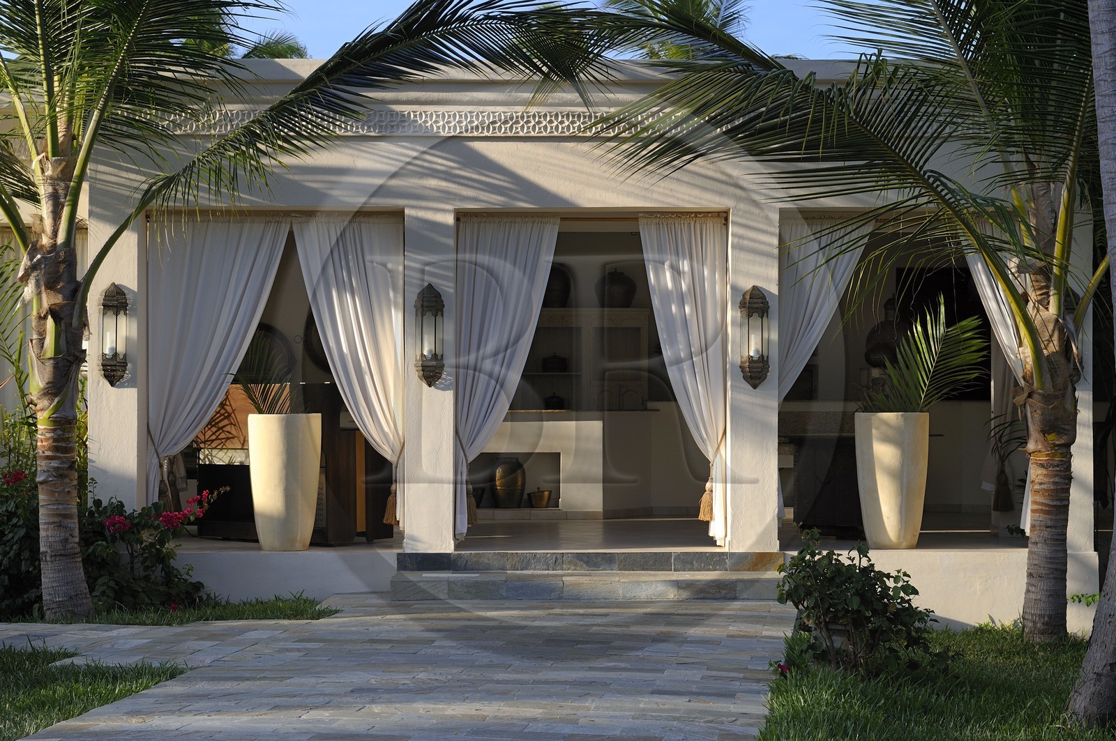 Tanzanie, archipel de Zanzibar, île de Unguja (Zanzibar), côte Sud-Est, Bwejuu, le luxueux Baraza Resort & Spa, un des restaurants