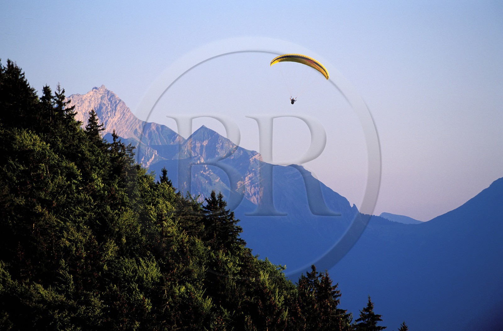 France, Haute-Savoie (74), parapente au col de le Forclaz au-dessus du lac d'Annecy