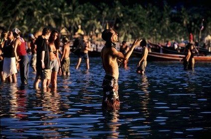 Thaïlande, Archipel îles Samui, Full Moon Party sur l' île de Koh Pha-Ngan, lever du soleil sur la plage de Had Rin