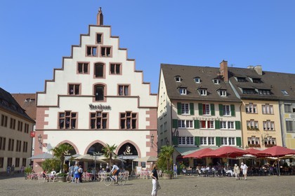 Allemagne, Bade-Wurtemberg, Fribourg en Brisgau, maison à pignon sur la Munsterplatz