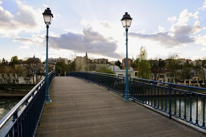 France, Val de Marne, the Marne riverside, the footbridge between Le Perreux-sur-Marne in the background and Bry-sur-Marne