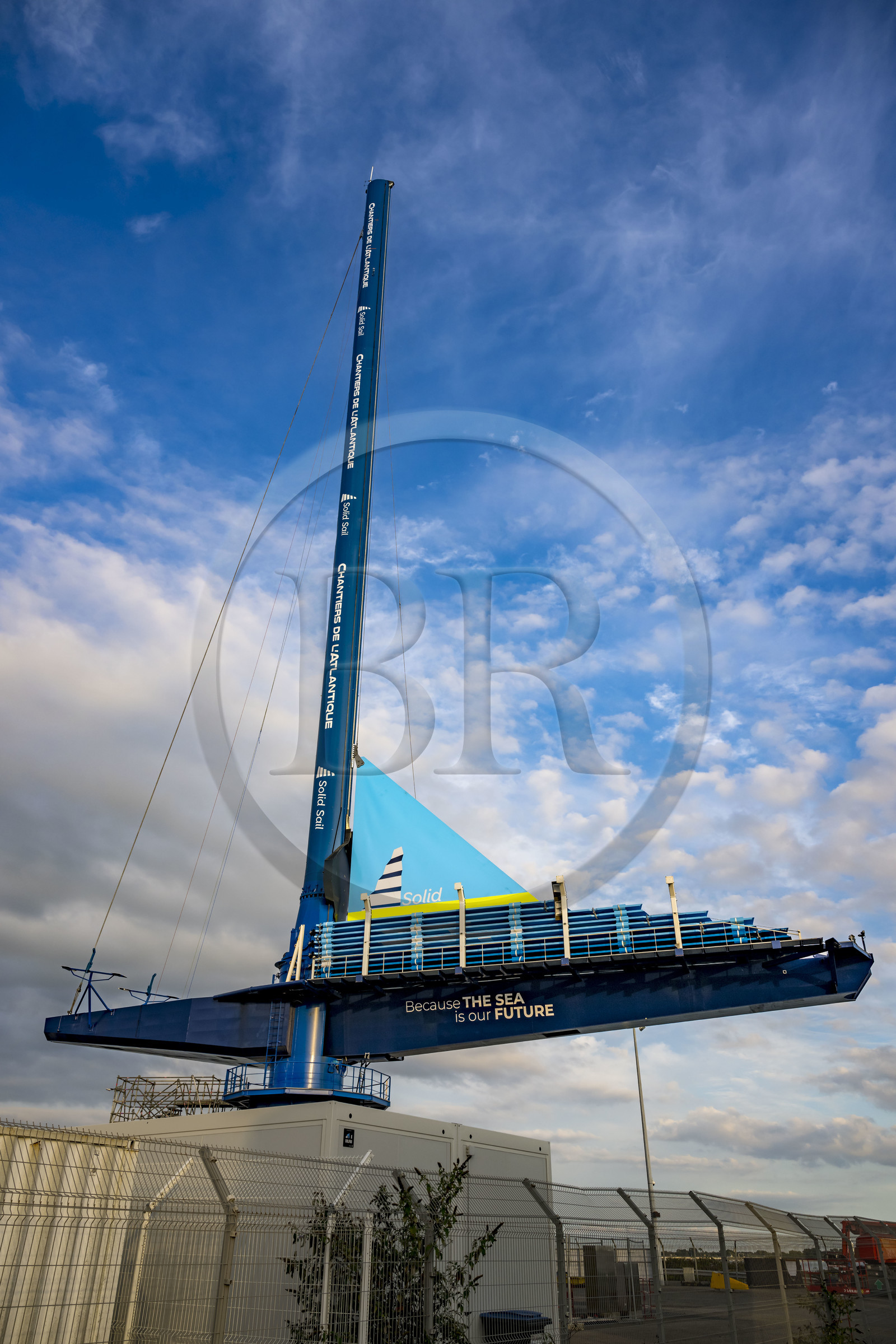 France, Loire-Atlantique (44), Saint-Nazaire, Solid Sail créée par les Chantiers de l'Atlantique pour les futurs grands paquebots, démonstrateur pour tester une voile solide de 1 200m² installée sur un balestron orientable à 360° supportant un mât inclinable