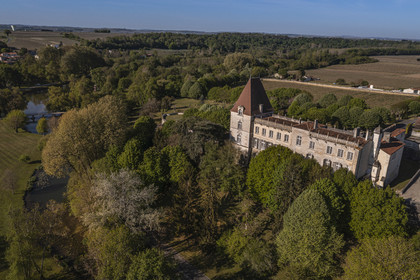 France, Charente (16), Bourg-Charente, le chateau de Bourg appartient à la famille Marnier-Lapostolle, elle y produit les liqueurs Grand Marnier (vue aérienne)