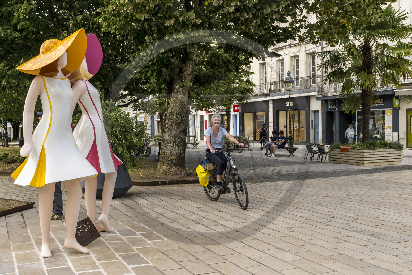 France, Charente-Maritime (17), Rochefort, la place Colbert est le coeur historique de la ville, statues représentant les Demoiselles de Rochefort avec Catherine Deneuve et Françoise Dorléac réalisées par l'artiste Franck Ayroles