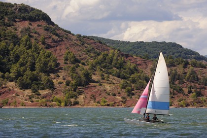 France, Hérault (34), Hobie Cat sur le lac de Salagou