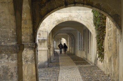 France, Charente-Maritime (17), La Rochelle, arcades de la rue de l'Escale
