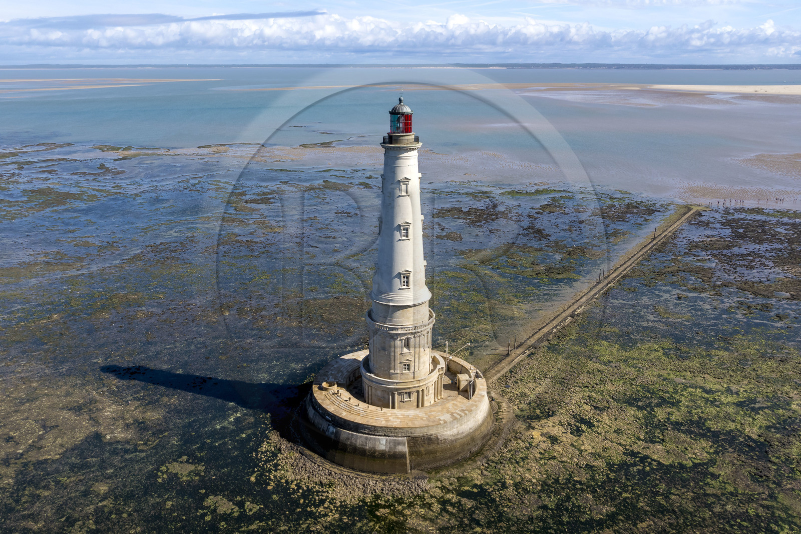 France, Gironde (33), le Verdon-sur-Mer, plateau rocheux de Cordouan à marée basse, phare de Cordouan, classé Patrimoine Mondial de l'UNESCO (vue aérienne)