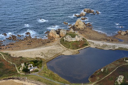 France, Côtes-d'Armor (22), Côte d'Ajoncs, Plougrescant, Anse de Pors Scaff, la petite maison de Castel Meur, toute représentation commerciale de cette maison est interdite (vue aérienne)