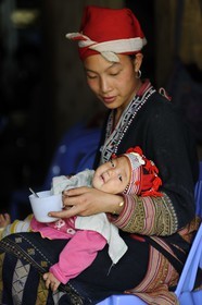 Vietnam, province de Lao Cai, région de Sapa, Ta Phin, jeune fille de la minorité ethnique des Dzao Rouges et bébé