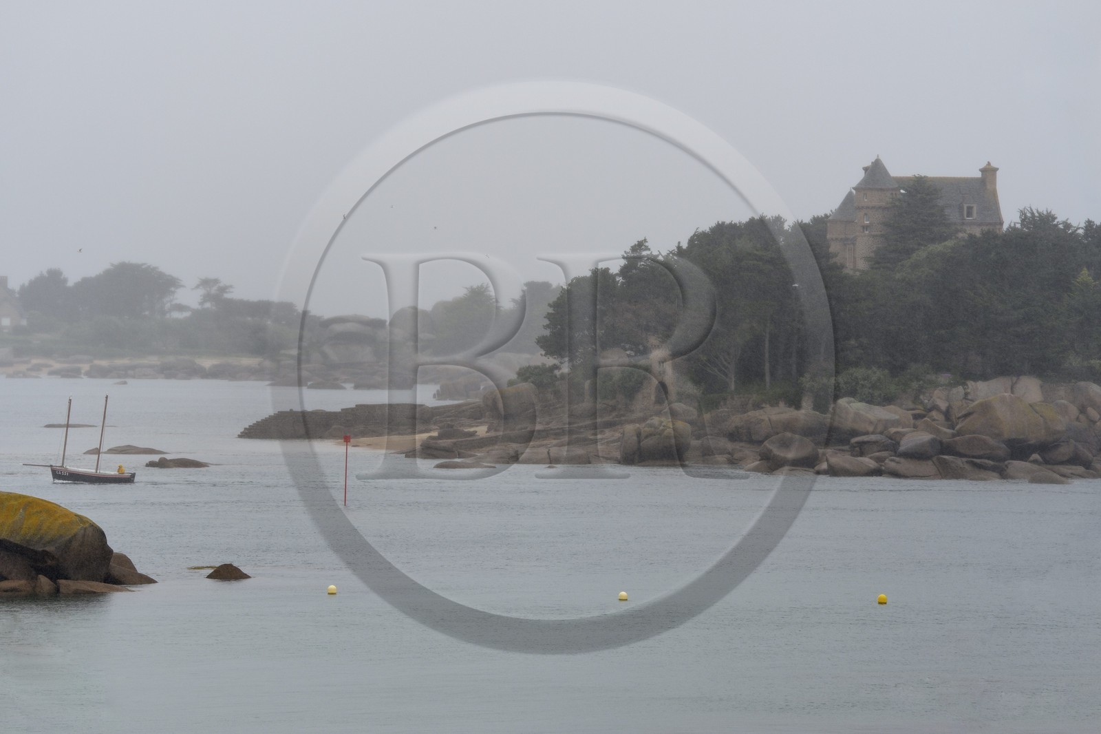 France, Côtes-d'Armor (22), Côte de Granit Rose, Trégastel, château et ile de Costaérès sous la pluie