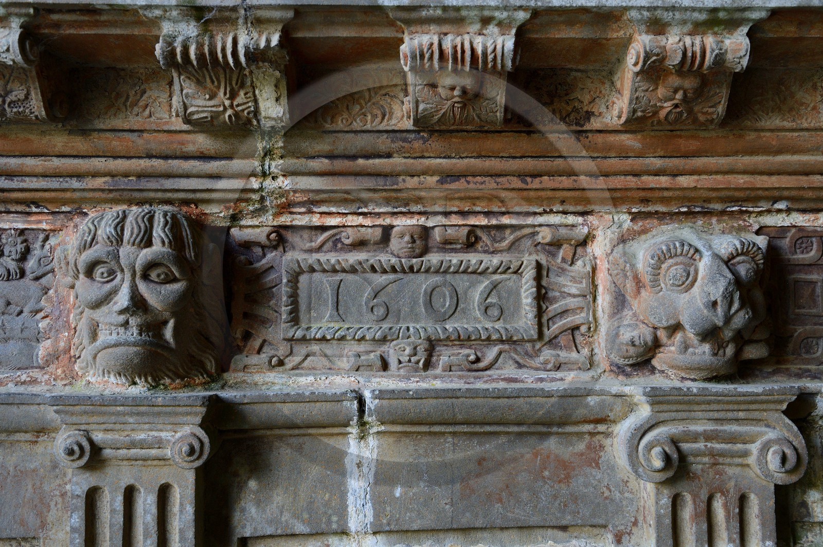 France, Finistère (29), Guimiliau, bas-reliefs sous le porche méridional de l'église dans l'enclos paroissial