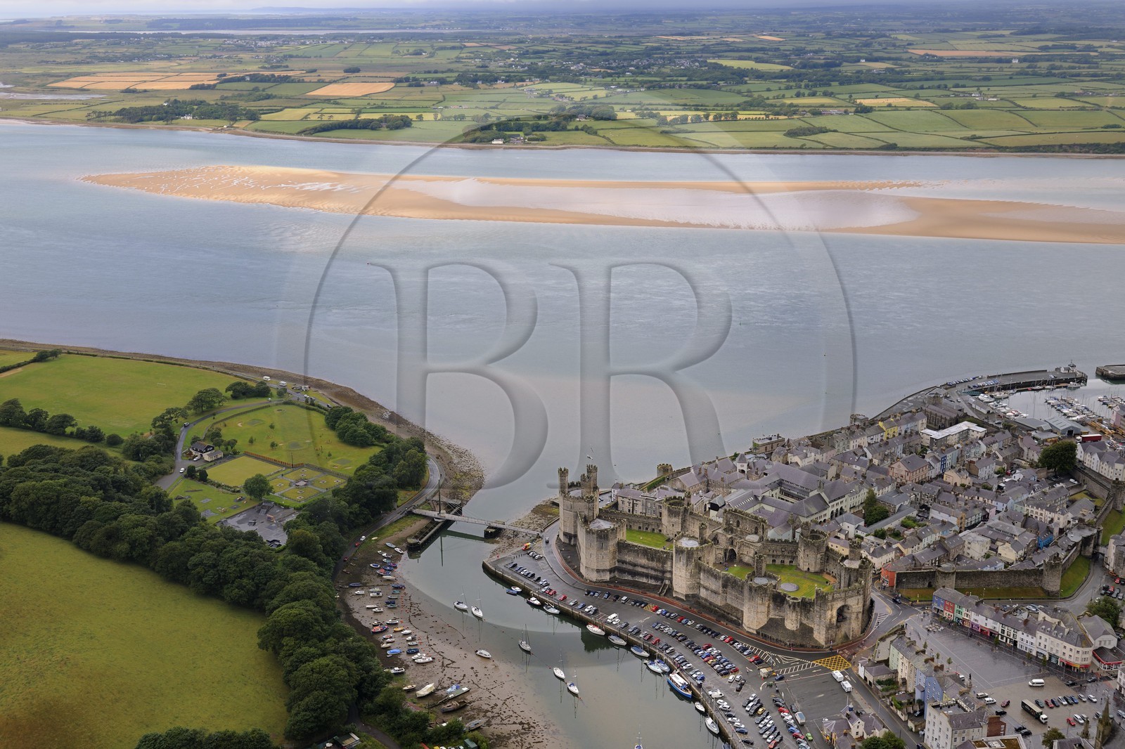 Royaume-Uni, Angleterre, Pays de Galles, Caernarfon, château-fort du XIIIème siècle construit par Edouard Ier d'Angleterre (vue aérienne)