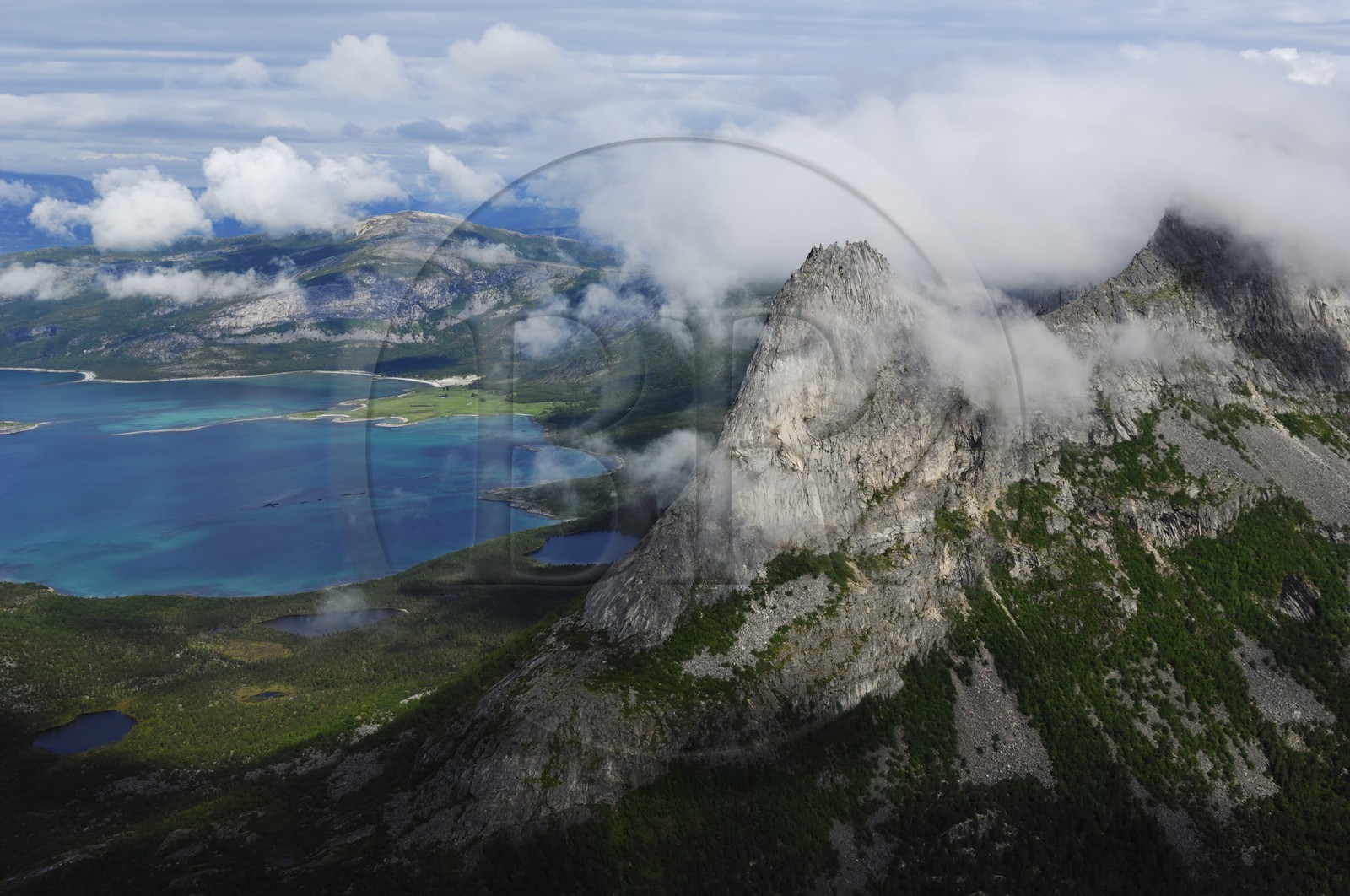 Norvège, Troms, la côte ouest du continent face aux Iles Lofoten (vue aérienne)