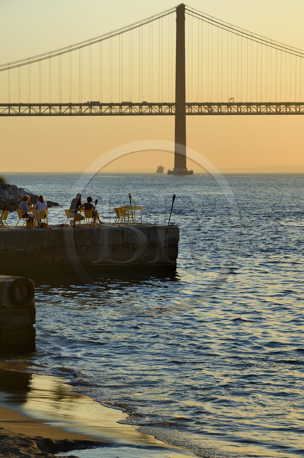 Portugal, région de Lisbonne, commune d'Almada au lieu dit Ponto Final sur la rive sud du Tage, le pont du 25 de Abril