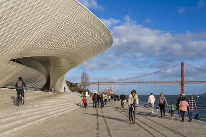 Portugal, Lisbonne, quartier de Belem, MAAT (Musée d'Art, Architecture et Technologie ou Museu de Arte, Arquitetura e Tecnologia) sur les bords du Tage, inauguré en 2016 et conçu par l'architecte britannique Amanda Levete, le pont Ponte 25 de Abril en arrière plan