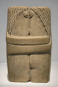 France, Paris (75), quartier des Halles, le Centre Pompidou aussi apellé Beaubourg, Musée National d'Art Moderne (MNAM), exposition retrospective Brancusi, Le Baiser, 1916, calcaire