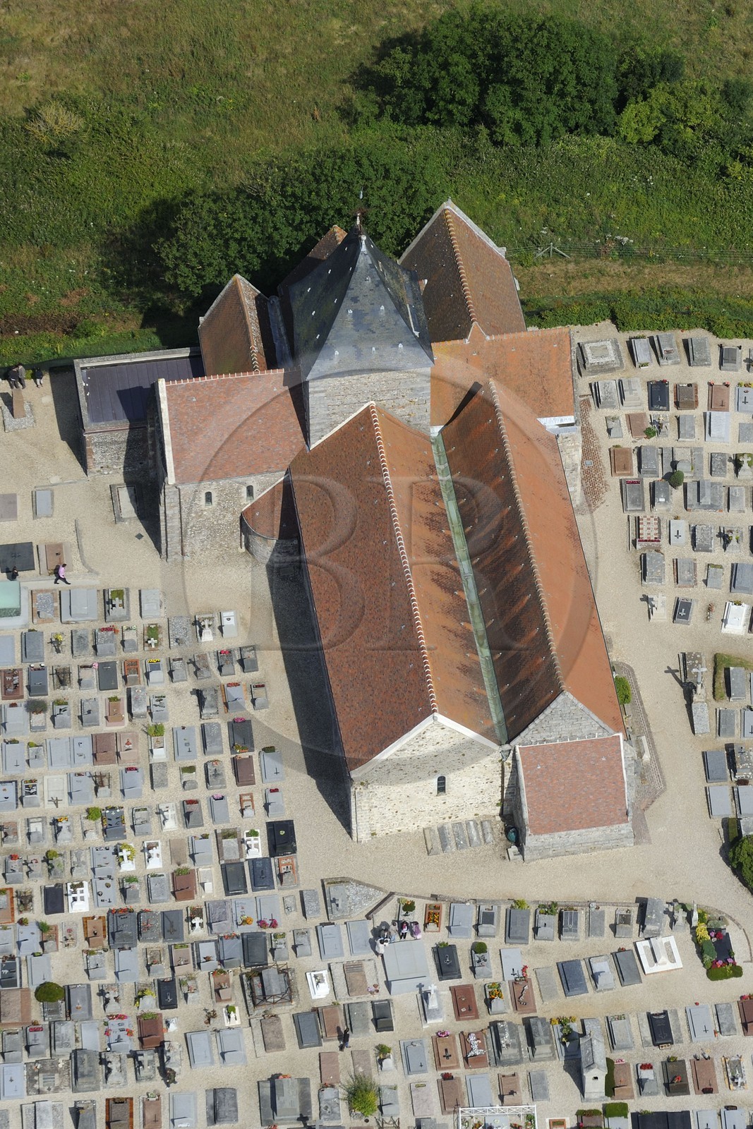 France, Seine-Maritime (76), Pays de Caux, l'église de Varengeville-sur-Mer et son cimetière marin surplombant les falaises de la Côte d'Albatre (vue aérienne)