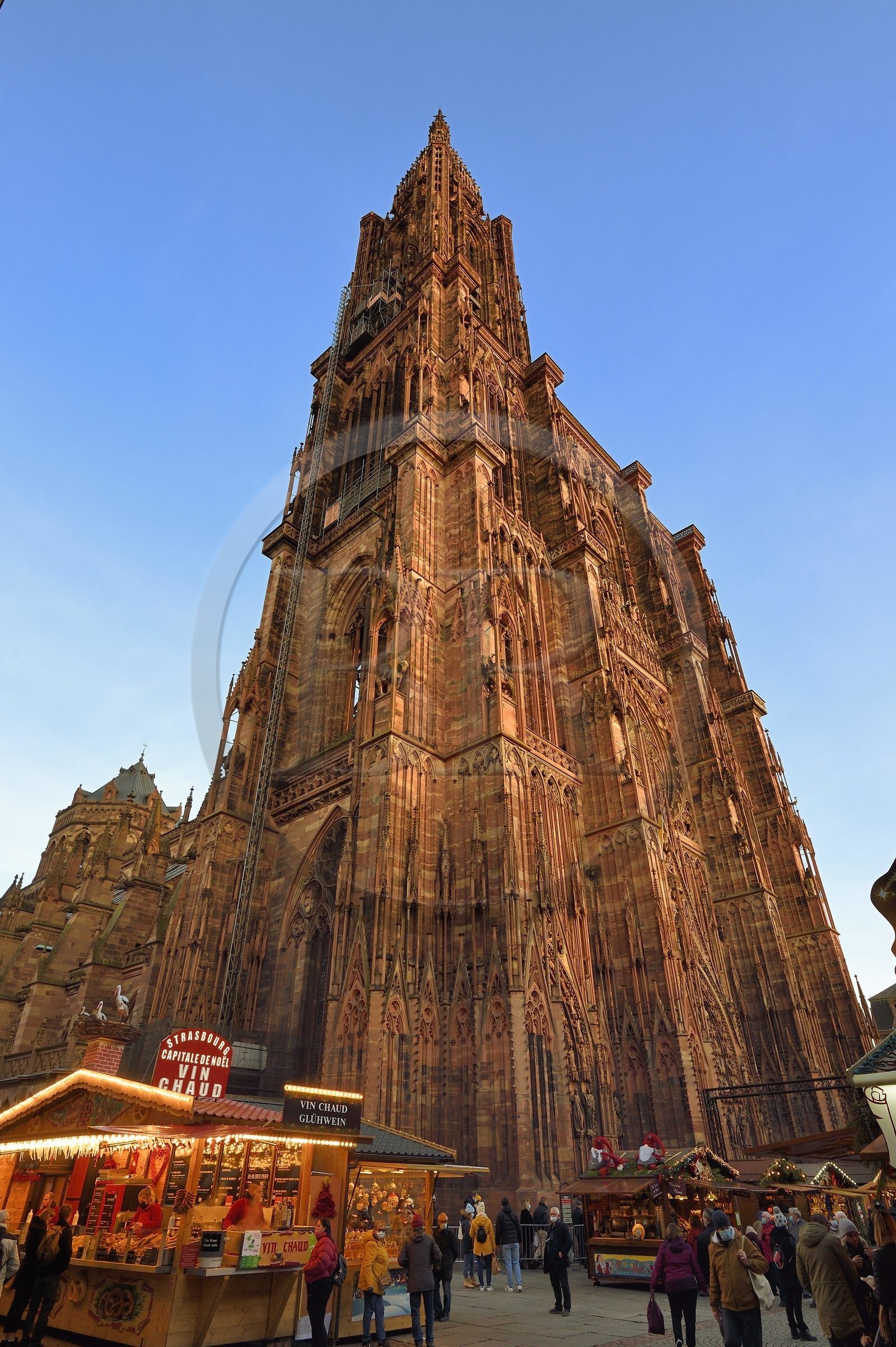 France, Bas-Rhin (67), Strasbourg, vieille ville classée au Patrimoine Mondial de l'UNESCO, marché de Noël (Christkindelsmarik) au pied de la Cathédrale Notre Dame