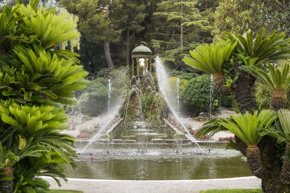 France, Alpes-Maritimes (06), Saint Jean Cap Ferrat, Villa et Jardins Ephrussi de Rothschild, le grand bassin avec jeux d'eau dominé par le temple de l'Amour