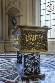 France, Paris (75), Hotel des Invalides, la cathédrale Saint-Louis-des-Invalides, le panthéon militaire, le dôme des Invalides, tombeau en bronze et en marbre du Marechal de France Hubert Lyautey dans la chapelle Saint-Grégoire