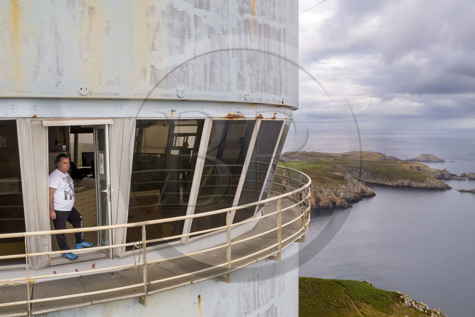 France, Finistère (29), Mer d'Iroise, Ile d'Ouessant, tour radar du Stiff de l'architecte Jean Prouvé (1982) qui surveille le rail de circulation maritime dans la Manche pour le Cross Corsen, Patrick Cornic, technicien du CROSS en poste depuis 2014 (vue aérienne)