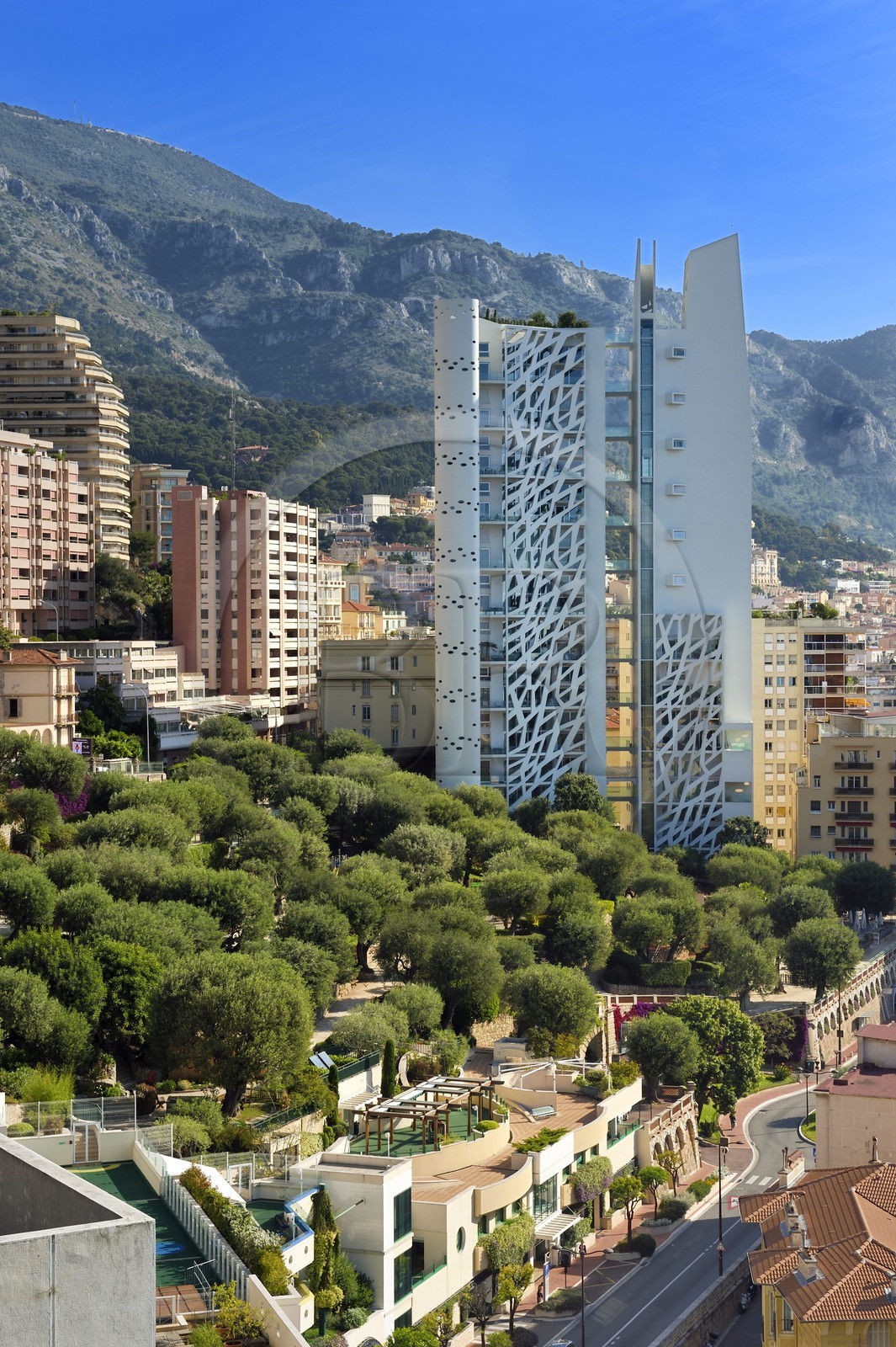 Principauté de Monaco, Monaco, quartier de La Condamine, parc Princesse Antoinette et l'immeuble Le Simona conçu par l'architecte Jean-Pierre Lott