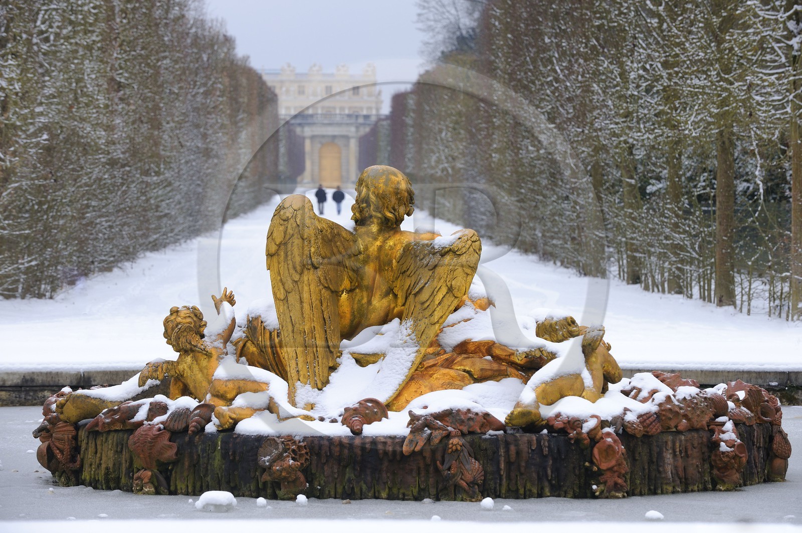 France, Yvelines (78), parc du château de Versailles sous la neige, classé Patrimoine Mondial de l'UNESCO, bassin de Saturne ou de l'Hiver oeuvre de Girardon