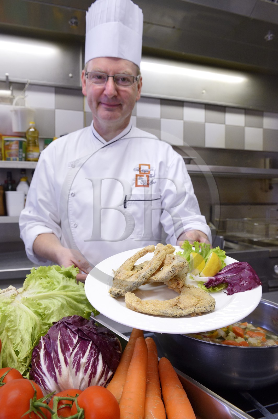 France, Haut-Rhin (68), Sundgau, Hirsingue, Auberge des Trois Vallées, plat de la carpe frite présenté par le chef Pieter Harens