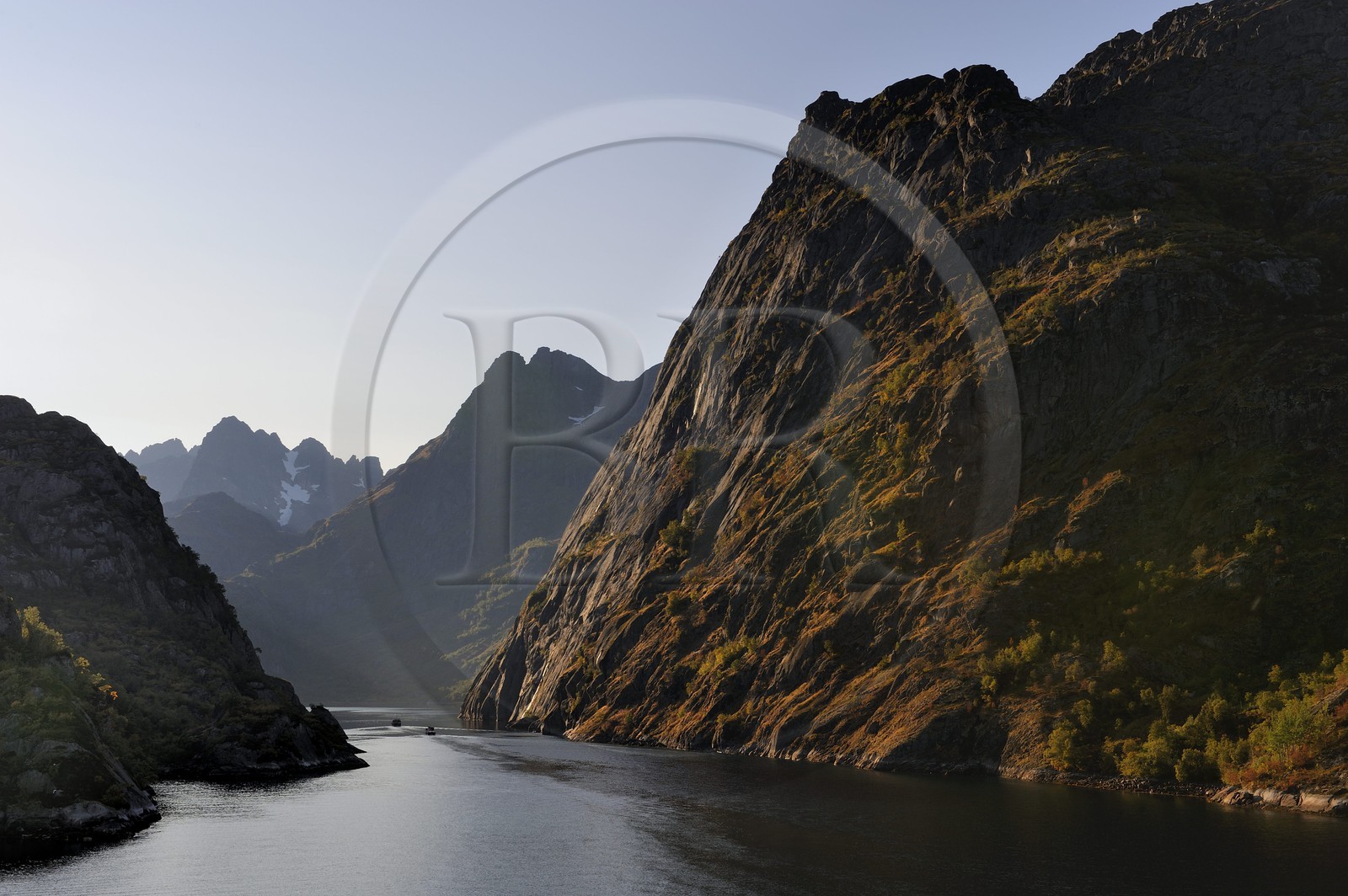 Norvège, Nordland, Iles Lofoten, le très etroit fjord Trollfjord en bordure du Raftsundet